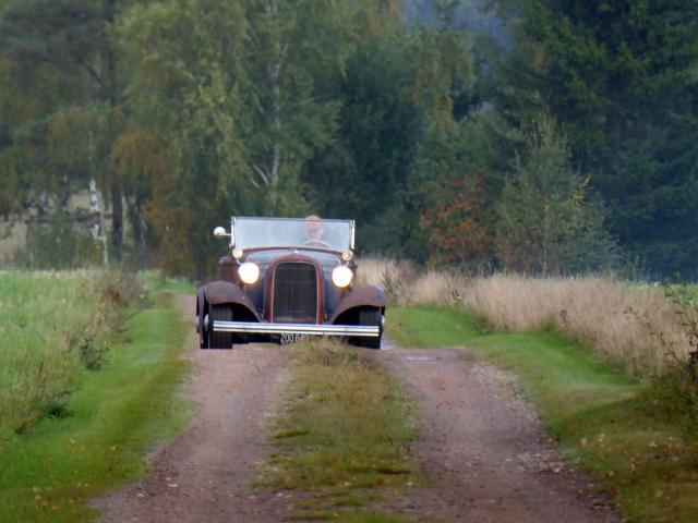 SNYGGO. Att smyga fram på avstängda skogsvägar har sin charm, men helst hade Måns förstås önskat glida fram på ströget med den feta hotrod som blev resultatet av allt slit.