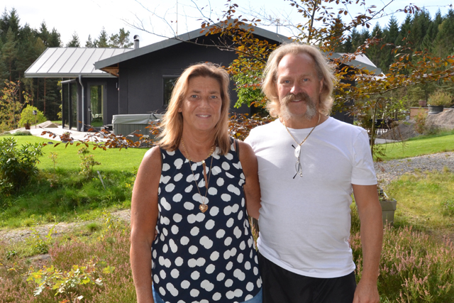 VID STRANDEN. Familjen Carlssons miljösmarta hus ligger fint vid &Ouml;xsjöns strandkant.