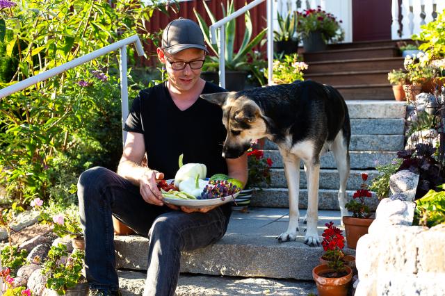 SK&Ouml;RDETIDER. I trädgården växer inte bara ögongodis utan även gott att äta. Hunden Lajka älskar gurka och följer gärna med Fredrik runt om i trädgården.