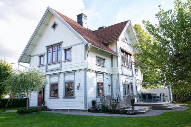 HISTORISKT. Med en placering mitt i byn är det svårt att undgå det gamla stationshuset som påminner om Timmersdalas järnväg. Sedan 2017 bor Madeleine och Sören Gunnarsson här.