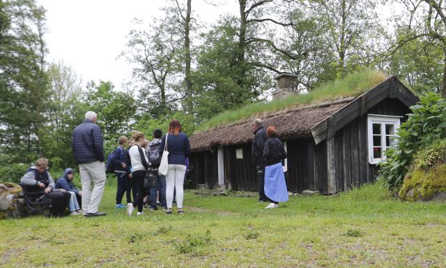 MODERNARE. Under 1800-talet vann modernare byggtekniker framsteg. Då ersatte reglade stommar den gamla korsvirkestekniken. Samtidigt vann falu rödfärg terräng, liksom tegel på taket.