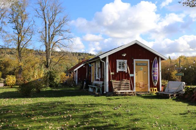 LIKA STORA. Ateljén och bostaden, före detta vedbod respektive brygghus, är nästan jämnstora, en signal så god som någon om vad Lasse tycker är viktigt i tillvaron. Lasses hus var från början ett brygghus som hörde till den sedan många år rivna Sven Bengts-gården.