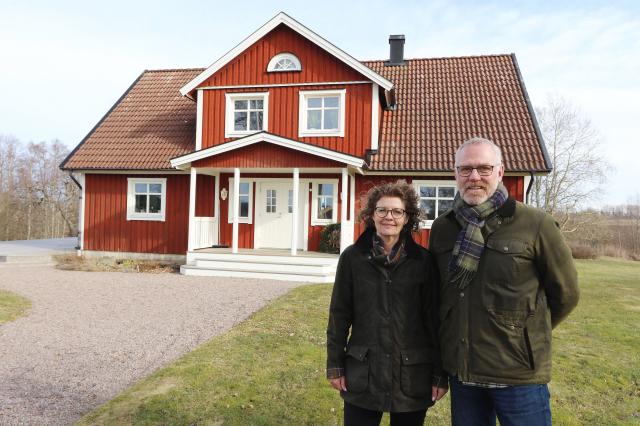 ETT I TAGET. – När vi köpte huset var det betydligt mer träd och buskar i trädgården så det blev mycket röjande i början. Sedan dess tar vi ett projekt i taget, det är en stor del av vår fritid säger Mikael och Marieth.