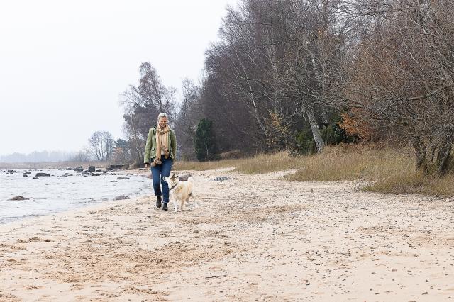 VANDRING F&Ouml;R SJ&Auml;LEN. Elizabetth tar ofta långa promenader utmed Vätterns strand. Hunden Aaron är med som ständig följeslagare.