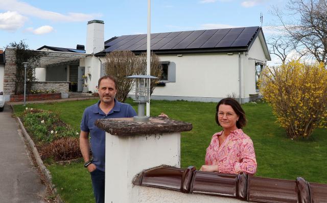 FRAMSYNT ARKITEKTUR. Den arkitektritade villan restes 1956 och var före sin tid då. &Auml;n idag ger den samma fräscha intryck. Henrik och Carola Sandfridsson tog över här 2004 och har bevarat mycket av ursprunget.