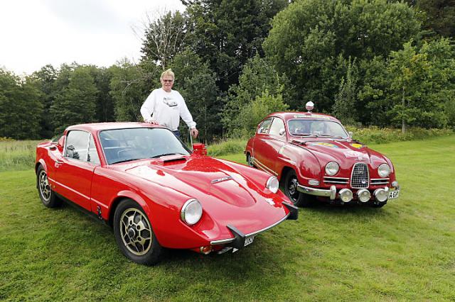 KLENODERNA. En gång ganska vanliga, men sällsynta fåglar på vägarna idag. Rally-Saaben är en ombyggd -64;a och Unos Saab Sonett II med 1700 cc V4 har chassinummer 573 och har bara haft fem ägare. Att ta plats bakom ratten kräver akrobatik. – Så jag har den istället för gym! förklarar Uno Persson.