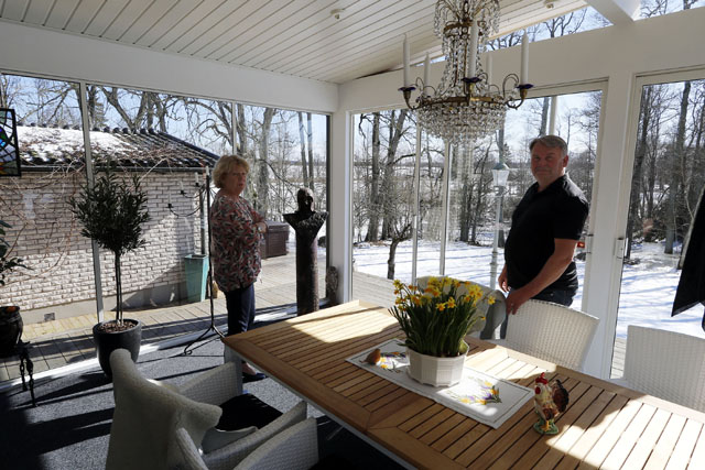 UTERUM. Från sin stora glasveranda på Ingelsby gård har Lena och Per-Arne en härlig utsikt över den omgivande naturen som är full av fågelliv och småvilt.