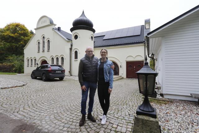 DERAS HUS. – Direkt när vi klev in genom dörren kände vi att ”Det här huset vill vi ha!”. Så blev det också till slut, konstaterar Erika och Patrik.