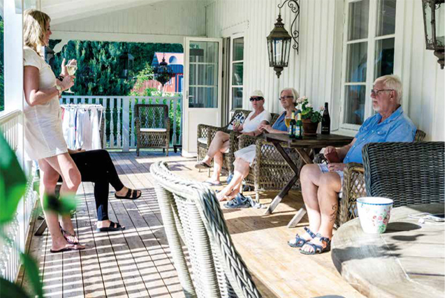 SOMMARLIV. – Vi bor lika mycket på verandan som inne i huset under sommaren, säger Helena Kronberg. Foto Lars Toll.
