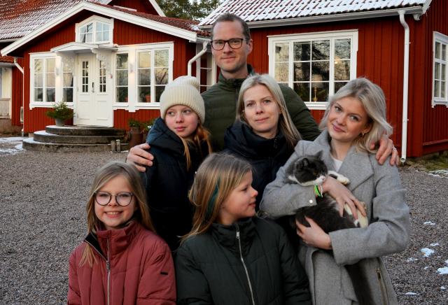 EKESKOGEN. Hela familjen samlad utanför sitt unika hus som har växt i takt med dem och idag rymmer sju rum plus kök. Foto Johan Annas