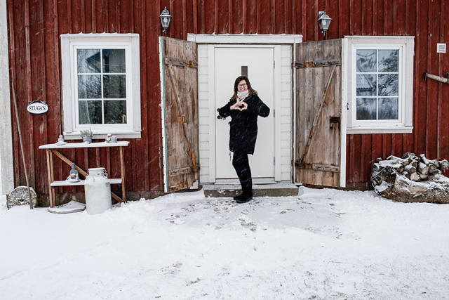 STUGAN. Här råder stillheten. De gamla portarna bakom Lena Strömberg har fått vara kvar för både charmen och värmen.