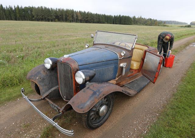 T&Ouml;RSTIG? Dags att fylla på igen! Helt klart gillar den här bilen bensin.