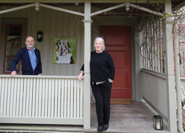 BEHMSKA G&Aring;RDEN. En välkomnande entré, komplett med stor veranda hälsar besökarna välkomna till Ewa och Arne Winbergs vackra hem .