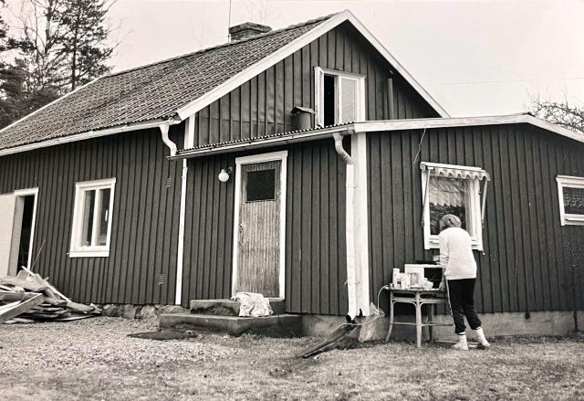 FLEXIBILITET. Ombyggnadstiden var en tuff period. Här fixar Pia dagens lunch i ”köket” och barnen fick sängplatser i det som skulle bli bastu. Foto &Aring;ke Svensson.