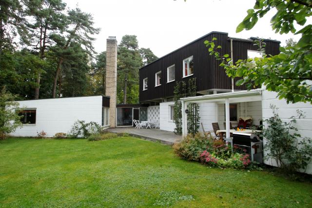 VILLA TESDORF. Fasaden öppnar sig mot trädgården och de många vinklar och vrårna erbjuder alltid lä någonstans.