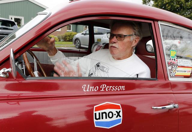 LJUDET. Rally-Saabens tvåtaktsmotor har ett eget ljud. Den brukade kallas Djungeltrumman när det begav sig, så grannarna har inga problem att konstatera när Uno ger sig ut med bilen.