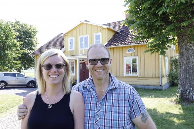 &Auml;NDRAT SIG. ”Aldrig att jag bor på landet” sade &Aring;sa Blomqvist. Men Mattias tyckte att de väl ändå kunde titta på huset. – Nu både bor och jobbar hon här, säger Mattias och ler.