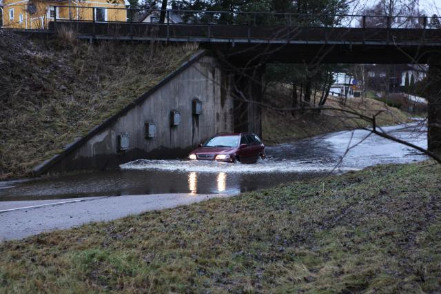 RUSK. Höstregnet riskerar att orsaka översvämningar. Något som kan bli en dyr historia. Foto Anders Ekström Flickr.