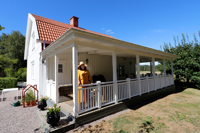 RENOVERAT. Den jättelika verandan är idag Svanängens mest utmärkande särdrag. – Här ute äter vi i stort sett alla måltider under sommarmånaderna, berättar Anna Stenberg.