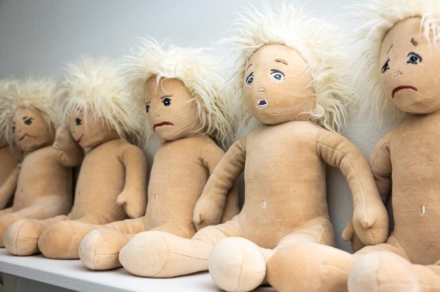 K&Auml;NSLODOCKOR. För att hjälpa barnen att bearbeta sina känslor över vad de har varit med tar kvinnohuset hjälp av bl.a. dessa dockor med olika känslouttryck.