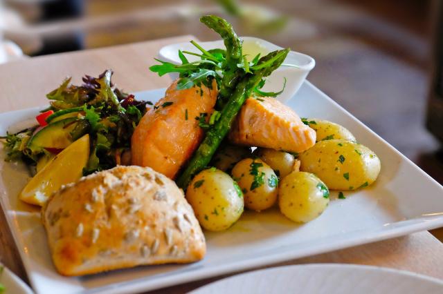 PENGAR P&Aring; LUNCH.  <span>&Auml;ter man sin lunch ute varje dag kostar det runt 1 600 kronor per månad om lunchen kostar 80 kronor.</span>