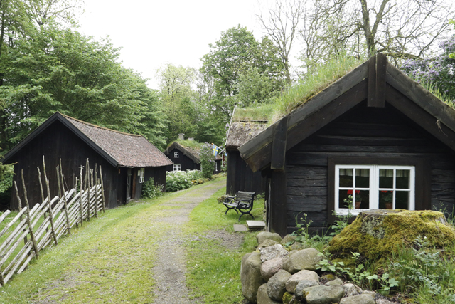 BOST&Auml;DER FR&Aring;N F&Ouml;RR. I &Aring;sle Tå, i &Aring;slesänkan nedanför &Aring;lleberg och Karleby, finns landets enda bevarade ”backstuområde” och husen står där de alltid har stått.- Så det var så här folk bodde förr…