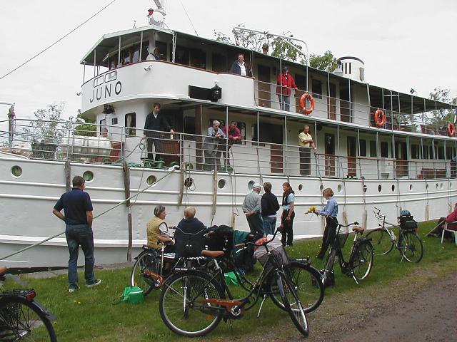 P&Aring; KANALEN. De gamla passagerarbåtarna lockar alltid många åskådare när de passerar. Det blir en lagom paus i cykeltrampandet. Foto Sjötorps Upplevelsecenter.