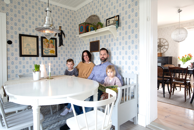 FAMILJEN. Här vid matplatsen dukar Malin och Richard gärna upp både middag och fika tillsammans med barnen Eskil och Elsa. I bakgrunden ses den lite större matsalen.