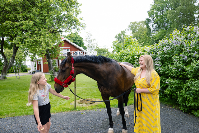 FRITIDSINTRESSE. På Västergården i Gillstad kyrkby finns två hästar i stallet som har gott om betesplats i hagarna utanför. Här är hästen Fortuna tillsammans med Michaela och dottern Linnea.