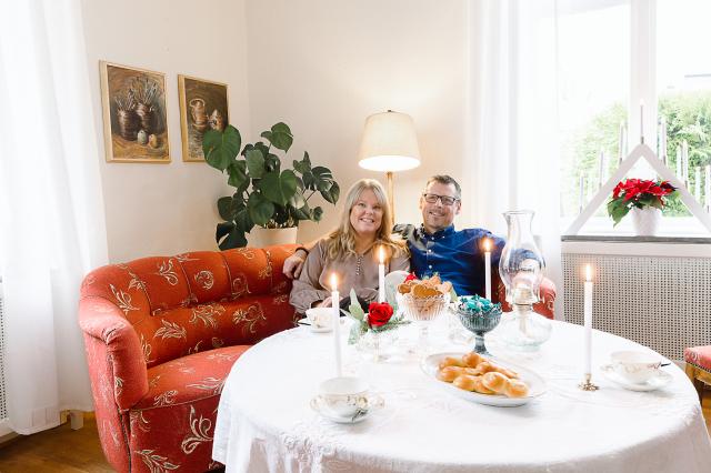 KAFFE- OCH TESALONG. Med ärvda möbler har Helen och Håkan Hideström inrett den lilla salongen i sekelskifteshuset  i Skara för mysiga stunder och adventsfika